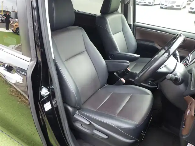 トヨタ エスクァイア Gi 千葉県 2015(平27)年 3.5万km ブラック 両側パワースライドドア/純正SDナビ/ワンセグTV/【DVD/CD再生機能　Bluetooth接続】/バックカメラ/フリップダウンモニター/革巻きステアリング/ドライブレコーダー（前後撮影）/ETC/LEDヘッドライト/フォグライト/ウインカーミラー/純正15インチアルミホイル/スマートキー
