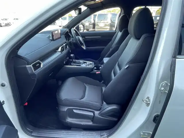 マツダ ＣＸ－８ 25S スマートエディション 道央・札幌 2023(令5)年 2.2万km ロジウムホワイトプレミアムメタリック ４WD/純正メーカーナビ/AM/FM/BT/フルセグ/衝突被害軽減ブレーキ/横滑り防止装置/レーダークルーズコントロール/オフロードトランクションコントロールシステム/レーンキープアシスト/クリアランスソナー/ブラインドスポットモニター/全方位カメラ/ETC/ドライブレコーダー/アイドリングストップ/パワーバックドア/D席パワーシート/D席メモリーシート/前席シートヒーター/ハンドルヒーター/革巻きステアリング/ステアリングリモコン/置くだけ充電/電動パーキング/オートブレーキホールド/プッシュスタート/スマートキー/LEDヘッドライト/オートライト/オートハイビーム/電動格納ミラー/ウィンカーミラー/純正フロアマット/スペアキー/純正AW付冬タイヤ積込/225/65/R17/2020年/山6mm
