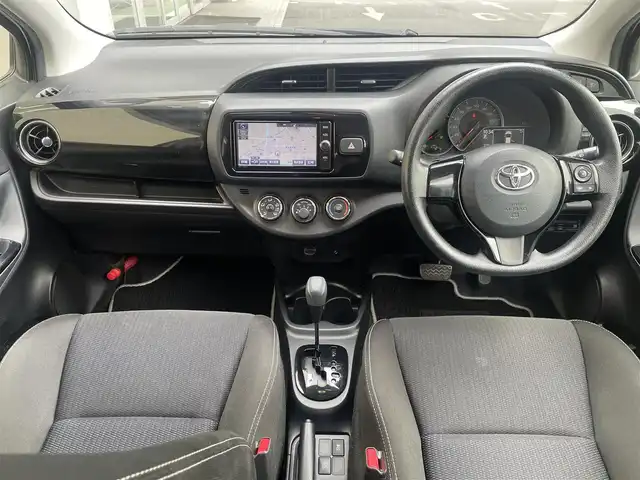 トヨタ ヴィッツ F セーフティエディション 埼玉県 2018(平30)年 4.4万km ホワイトパールクリスタルシャイン /純正メモリナビ//フルセグTV//バックカメラ//CD/DVD/Bluetooth//ビルトインETC//スマートキーx2//PCS衝突軽減ブレーキ//LDA車線逸脱警報//Wエアバッグ&ABS//横滑り防止装置//前後ドラレコ（SDカード欠）//オートハイビーム//アイドリングSTOP//プライバシーガラス//ドアバイザー//新車時保証書//取扱説明書//ナビ取説
