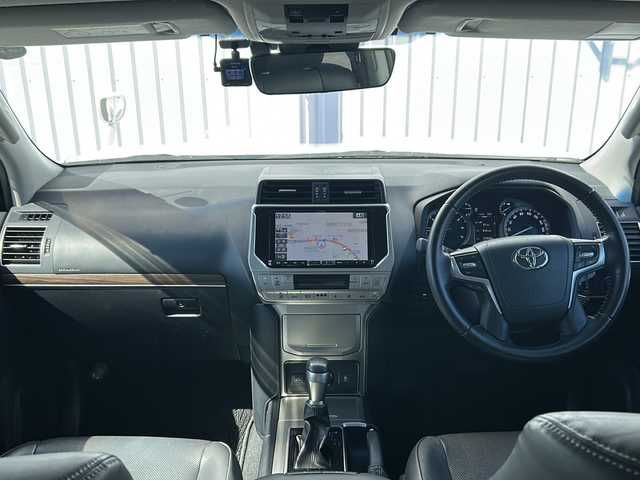 トヨタ ランドクルーザー プラド TX Lパッケージ 三重県 2019(令1)年 2.4万km ホワイトパールクリスタルシャイン ALPINE9型ナビ /ALPINE後席モニター /サンルーフ /バックカメラ /黒革シート/前方ドライブレコーダー/前席パワーシート /前席エアーシート /電動格納サードシート/ビルトインETC /コーナーセンサー /レーダークルーズコントロール/レーンキープアシスト/衝突軽減ブレーキ/スペアキー/LEDヘッドライト/オートハイビーム/オートライト/フロアマット/革巻きステアリング/ステアリングスイッチ/電動格納ミラー/禁煙車