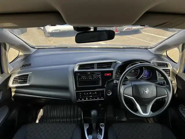 ホンダ フィット 13G Fパッケージ 道央・札幌 2016(平28)年 8.2万km ブリリアントスポーティブルーメタリック2トーン ４WD/寒冷地仕様/純正オーディオ/AM/FM/CD/AUX/衝突被害軽減ブレーキ/横滑り防止装置/アイドリングストップ/ECON/ワイパーデアイサー/プッシュスタート/スマートキー/ハロゲンヘッドライト/ヘッドライトレベライザー/電動格納ミラー/ヒーテッドドアミラー/ウィンカーミラー/社外フロアマット/スペアキー