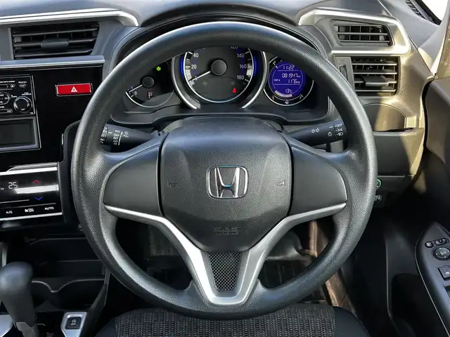 ホンダ フィット 13G Fパッケージ 道央・札幌 2016(平28)年 8.2万km ブリリアントスポーティブルーメタリック2トーン ４WD/寒冷地仕様/純正オーディオ/AM/FM/CD/AUX/衝突被害軽減ブレーキ/横滑り防止装置/アイドリングストップ/ECON/ワイパーデアイサー/プッシュスタート/スマートキー/ハロゲンヘッドライト/ヘッドライトレベライザー/電動格納ミラー/ヒーテッドドアミラー/ウィンカーミラー/社外フロアマット/スペアキー