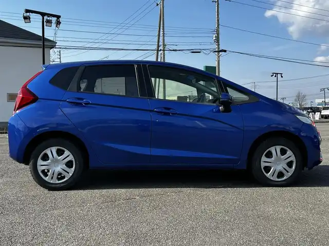 ホンダ フィット 13G Fパッケージ 道央・札幌 2016(平28)年 8.2万km ブリリアントスポーティブルーメタリック2トーン ４WD/寒冷地仕様/純正オーディオ/AM/FM/CD/AUX/衝突被害軽減ブレーキ/横滑り防止装置/アイドリングストップ/ECON/ワイパーデアイサー/プッシュスタート/スマートキー/ハロゲンヘッドライト/ヘッドライトレベライザー/電動格納ミラー/ヒーテッドドアミラー/ウィンカーミラー/社外フロアマット/スペアキー