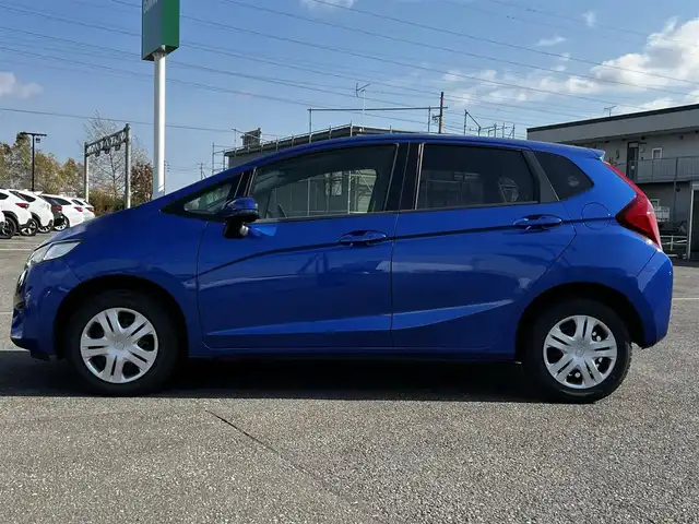 ホンダ フィット 13G Fパッケージ 道央・札幌 2016(平28)年 8.2万km ブリリアントスポーティブルーメタリック2トーン ４WD/寒冷地仕様/純正オーディオ/AM/FM/CD/AUX/衝突被害軽減ブレーキ/横滑り防止装置/アイドリングストップ/ECON/ワイパーデアイサー/プッシュスタート/スマートキー/ハロゲンヘッドライト/ヘッドライトレベライザー/電動格納ミラー/ヒーテッドドアミラー/ウィンカーミラー/社外フロアマット/スペアキー