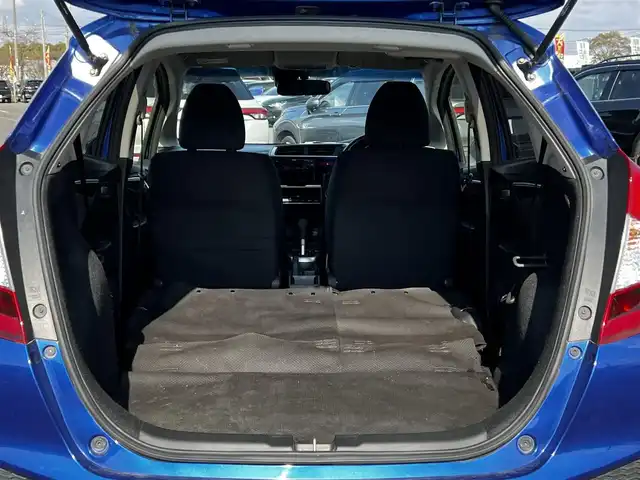 ホンダ フィット 13G Fパッケージ 道央・札幌 2016(平28)年 8.2万km ブリリアントスポーティブルーメタリック2トーン ４WD/寒冷地仕様/純正オーディオ/AM/FM/CD/AUX/衝突被害軽減ブレーキ/横滑り防止装置/アイドリングストップ/ECON/ワイパーデアイサー/プッシュスタート/スマートキー/ハロゲンヘッドライト/ヘッドライトレベライザー/電動格納ミラー/ヒーテッドドアミラー/ウィンカーミラー/社外フロアマット/スペアキー