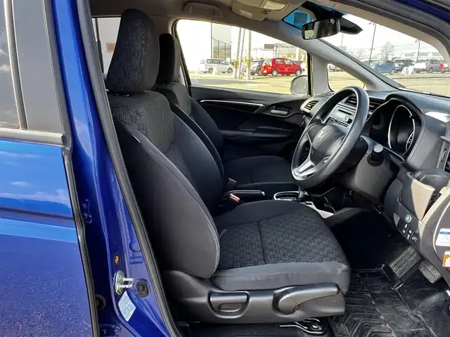 ホンダ フィット 13G Fパッケージ 道央・札幌 2016(平28)年 8.2万km ブリリアントスポーティブルーメタリック2トーン ４WD/寒冷地仕様/純正オーディオ/AM/FM/CD/AUX/衝突被害軽減ブレーキ/横滑り防止装置/アイドリングストップ/ECON/ワイパーデアイサー/プッシュスタート/スマートキー/ハロゲンヘッドライト/ヘッドライトレベライザー/電動格納ミラー/ヒーテッドドアミラー/ウィンカーミラー/社外フロアマット/スペアキー