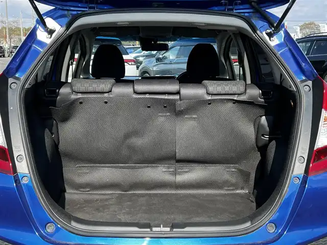 ホンダ フィット 13G Fパッケージ 道央・札幌 2016(平28)年 8.2万km ブリリアントスポーティブルーメタリック2トーン ４WD/寒冷地仕様/純正オーディオ/AM/FM/CD/AUX/衝突被害軽減ブレーキ/横滑り防止装置/アイドリングストップ/ECON/ワイパーデアイサー/プッシュスタート/スマートキー/ハロゲンヘッドライト/ヘッドライトレベライザー/電動格納ミラー/ヒーテッドドアミラー/ウィンカーミラー/社外フロアマット/スペアキー