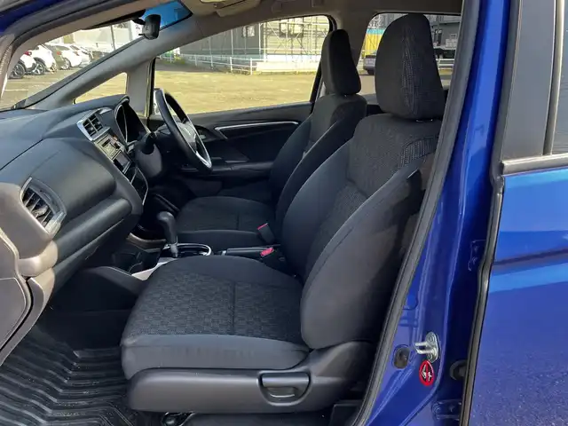 ホンダ フィット 13G Fパッケージ 道央・札幌 2016(平28)年 8.2万km ブリリアントスポーティブルーメタリック2トーン ４WD/寒冷地仕様/純正オーディオ/AM/FM/CD/AUX/衝突被害軽減ブレーキ/横滑り防止装置/アイドリングストップ/ECON/ワイパーデアイサー/プッシュスタート/スマートキー/ハロゲンヘッドライト/ヘッドライトレベライザー/電動格納ミラー/ヒーテッドドアミラー/ウィンカーミラー/社外フロアマット/スペアキー