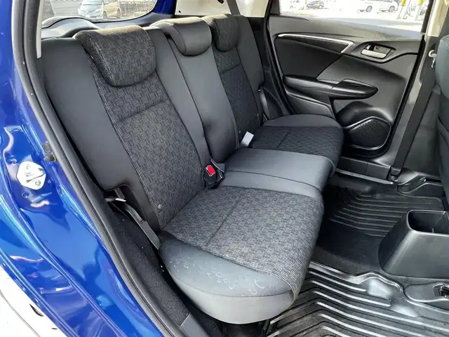 ホンダ フィット 13G Fパッケージ 道央・札幌 2016(平28)年 8.2万km ブリリアントスポーティブルーメタリック2トーン ４WD/寒冷地仕様/純正オーディオ/AM/FM/CD/AUX/衝突被害軽減ブレーキ/横滑り防止装置/アイドリングストップ/ECON/ワイパーデアイサー/プッシュスタート/スマートキー/ハロゲンヘッドライト/ヘッドライトレベライザー/電動格納ミラー/ヒーテッドドアミラー/ウィンカーミラー/社外フロアマット/スペアキー