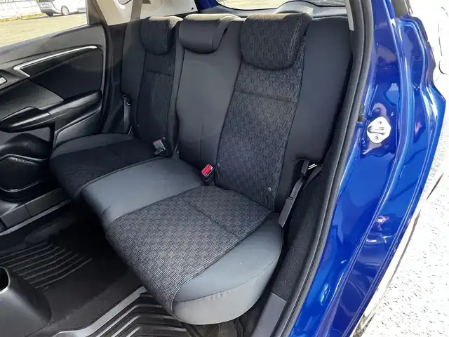 ホンダ フィット 13G Fパッケージ 道央・札幌 2016(平28)年 8.2万km ブリリアントスポーティブルーメタリック2トーン ４WD/寒冷地仕様/純正オーディオ/AM/FM/CD/AUX/衝突被害軽減ブレーキ/横滑り防止装置/アイドリングストップ/ECON/ワイパーデアイサー/プッシュスタート/スマートキー/ハロゲンヘッドライト/ヘッドライトレベライザー/電動格納ミラー/ヒーテッドドアミラー/ウィンカーミラー/社外フロアマット/スペアキー