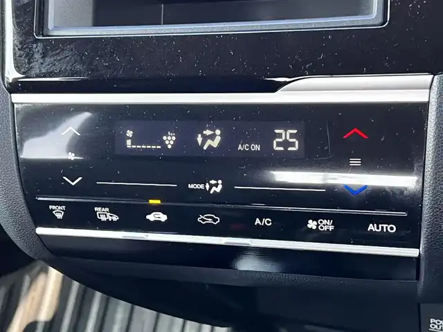 ホンダ フィット 13G Fパッケージ 道央・札幌 2016(平28)年 8.2万km ブリリアントスポーティブルーメタリック2トーン ４WD/寒冷地仕様/純正オーディオ/AM/FM/CD/AUX/衝突被害軽減ブレーキ/横滑り防止装置/アイドリングストップ/ECON/ワイパーデアイサー/プッシュスタート/スマートキー/ハロゲンヘッドライト/ヘッドライトレベライザー/電動格納ミラー/ヒーテッドドアミラー/ウィンカーミラー/社外フロアマット/スペアキー