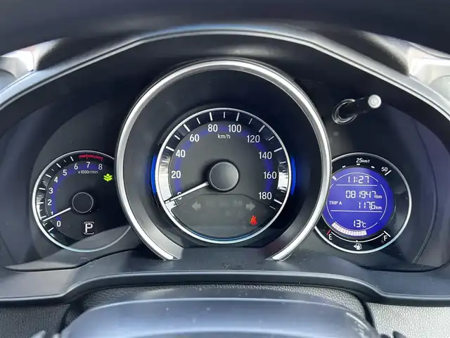 ホンダ フィット 13G Fパッケージ 道央・札幌 2016(平28)年 8.2万km ブリリアントスポーティブルーメタリック2トーン ４WD/寒冷地仕様/純正オーディオ/AM/FM/CD/AUX/衝突被害軽減ブレーキ/横滑り防止装置/アイドリングストップ/ECON/ワイパーデアイサー/プッシュスタート/スマートキー/ハロゲンヘッドライト/ヘッドライトレベライザー/電動格納ミラー/ヒーテッドドアミラー/ウィンカーミラー/社外フロアマット/スペアキー