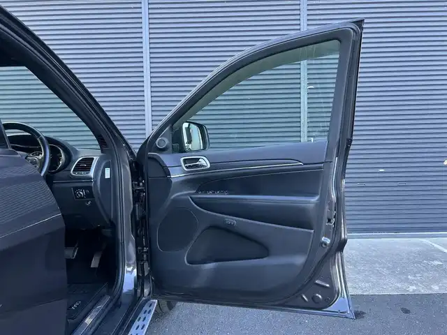 クライスラー・ジープ ジープ グランドチェロキー LTD 茨城県 2019(令1)年 4.8万km グラニトクリスタル 後期型 /黒革 /シートヒーター/ベンチレーション/パワーシート /衝突軽減B /ACC /ナビ /フルセグTV /BT/USB /ステアリングヒーター /レーンセンス /ブラインドスポットモニター /パーキングセンサー /自動駐車 /ランニングボード /ルーフレール /LED /ETC2.0 /禁煙車