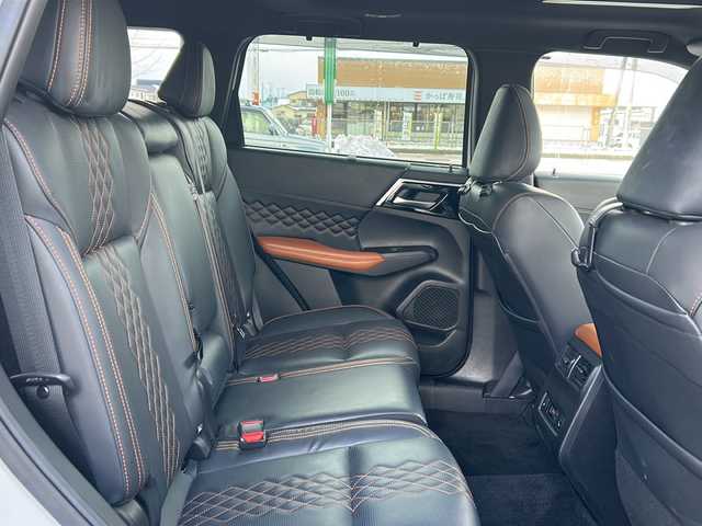 三菱 アウトランダー ＰＨＥＶ P 秋田県 2022(令4)年 6.1万km ホワイトダイヤモンド 純正ディスプレイオーディオ/純正BT、TV/AppleCarPlay/全方位カメラ/ドライブレコーダー/コーナーセンサー/純正20インチAW/充電ケーブル/ETC2.0/スペアキー/保証書、取説