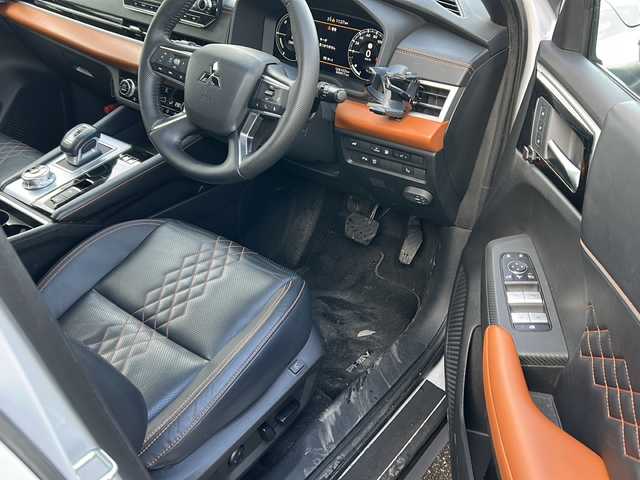 三菱 アウトランダー ＰＨＥＶ P 秋田県 2022(令4)年 6.1万km ホワイトダイヤモンド 純正ディスプレイオーディオ/純正BT、TV/AppleCarPlay/全方位カメラ/ドライブレコーダー/コーナーセンサー/純正20インチAW/充電ケーブル/ETC2.0/スペアキー/保証書、取説