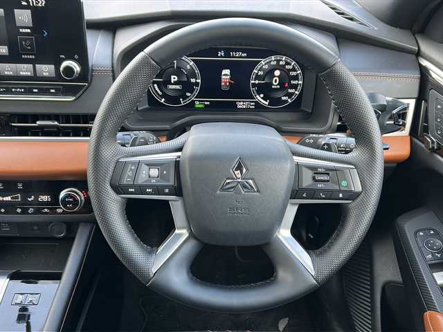 三菱 アウトランダー ＰＨＥＶ P 秋田県 2022(令4)年 6.1万km ホワイトダイヤモンド 純正ディスプレイオーディオ/純正BT、TV/AppleCarPlay/全方位カメラ/ドライブレコーダー/コーナーセンサー/純正20インチAW/充電ケーブル/ETC2.0/スペアキー/保証書、取説