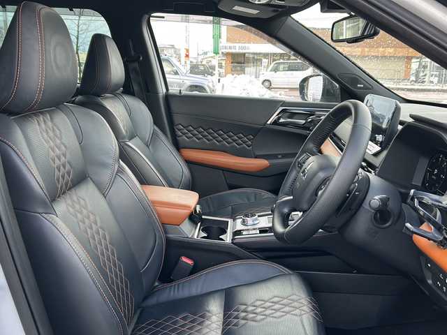 三菱 アウトランダー ＰＨＥＶ P 秋田県 2022(令4)年 6.1万km ホワイトダイヤモンド 純正ディスプレイオーディオ/純正BT、TV/AppleCarPlay/全方位カメラ/ドライブレコーダー/コーナーセンサー/純正20インチAW/充電ケーブル/ETC2.0/スペアキー/保証書、取説