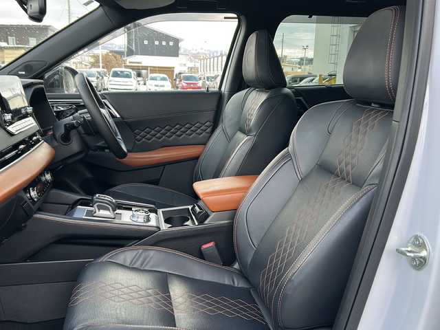 三菱 アウトランダー ＰＨＥＶ P 秋田県 2022(令4)年 6.1万km ホワイトダイヤモンド 純正ディスプレイオーディオ/純正BT、TV/AppleCarPlay/全方位カメラ/ドライブレコーダー/コーナーセンサー/純正20インチAW/充電ケーブル/ETC2.0/スペアキー/保証書、取説