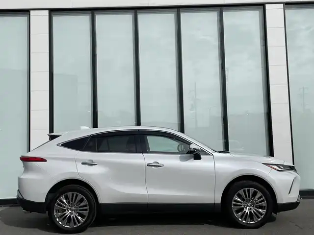 トヨタ ハリアー ハイブリッド Z 大阪府 2023(令5)年 2.1万km プラチナホワイトパールマイカ 純正１２．３型ディスプレイオーディオ（ナビあり）/・Applecarplay/andoroidauto/・フルセグ/BT/ＪＢＬサウンド/調光型ムーンルーフ/トヨタセーフティセンス/・レーダークルーズ/・レーンキープアシスト/・クリアランスソナー/・オートマチックハイビーム/ブラインドスポットモニター/デジタルインナーミラー/ヘッドアップディスプレイ/ハーフレザーシート/パワーシート/パワーバックドア/ドライブレコーダー/２．０ビルトインETC/純正アルミ/スペアキー