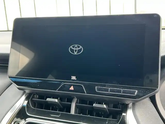 トヨタ ハリアー ハイブリッド Z 大阪府 2023(令5)年 2.1万km プラチナホワイトパールマイカ 純正１２．３型ディスプレイオーディオ（ナビあり）/・Applecarplay/andoroidauto/・フルセグ/BT/ＪＢＬサウンド/調光型ムーンルーフ/トヨタセーフティセンス/・レーダークルーズ/・レーンキープアシスト/・クリアランスソナー/・オートマチックハイビーム/ブラインドスポットモニター/デジタルインナーミラー/ヘッドアップディスプレイ/ハーフレザーシート/パワーシート/パワーバックドア/ドライブレコーダー/２．０ビルトインETC/純正アルミ/スペアキー