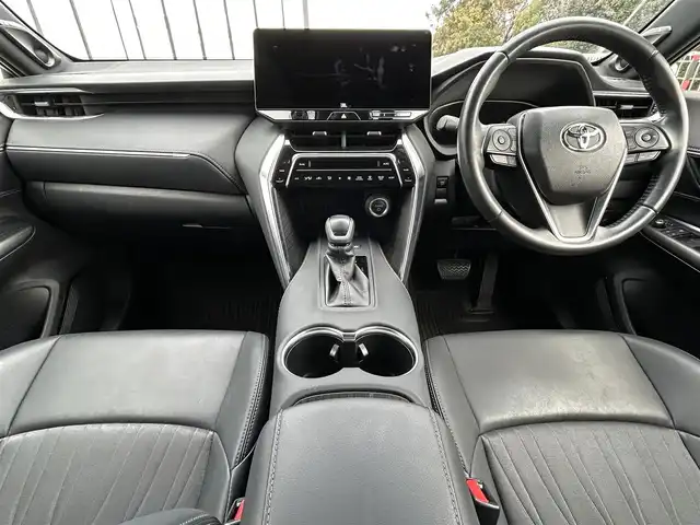 トヨタ ハリアー ハイブリッド Z 大阪府 2023(令5)年 2.1万km プラチナホワイトパールマイカ 純正１２．３型ディスプレイオーディオ（ナビあり）/・Applecarplay/andoroidauto/・フルセグ/BT/ＪＢＬサウンド/調光型ムーンルーフ/トヨタセーフティセンス/・レーダークルーズ/・レーンキープアシスト/・クリアランスソナー/・オートマチックハイビーム/ブラインドスポットモニター/デジタルインナーミラー/ヘッドアップディスプレイ/ハーフレザーシート/パワーシート/パワーバックドア/ドライブレコーダー/２．０ビルトインETC/純正アルミ/スペアキー