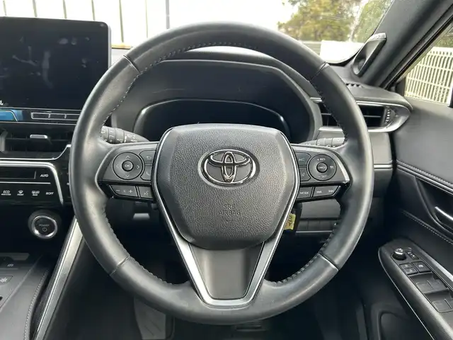 トヨタ ハリアー ハイブリッド Z 大阪府 2023(令5)年 2.1万km プラチナホワイトパールマイカ 純正１２．３型ディスプレイオーディオ（ナビあり）/・Applecarplay/andoroidauto/・フルセグ/BT/ＪＢＬサウンド/調光型ムーンルーフ/トヨタセーフティセンス/・レーダークルーズ/・レーンキープアシスト/・クリアランスソナー/・オートマチックハイビーム/ブラインドスポットモニター/デジタルインナーミラー/ヘッドアップディスプレイ/ハーフレザーシート/パワーシート/パワーバックドア/ドライブレコーダー/２．０ビルトインETC/純正アルミ/スペアキー