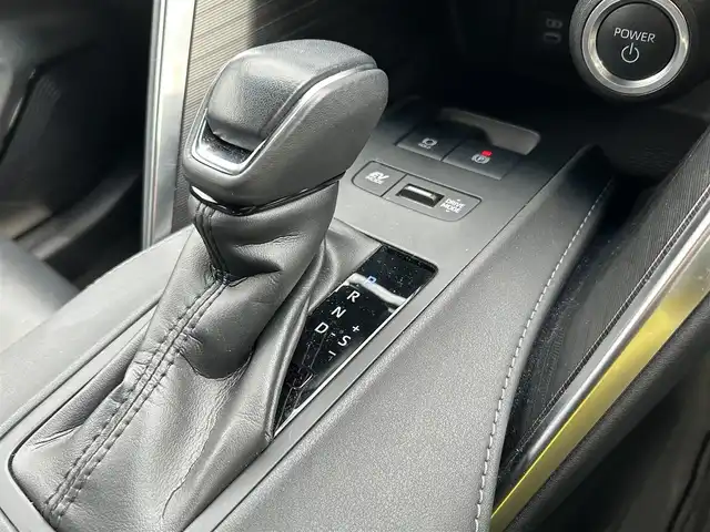 トヨタ ハリアー ハイブリッド Z 大阪府 2023(令5)年 2.1万km プラチナホワイトパールマイカ 純正１２．３型ディスプレイオーディオ（ナビあり）/・Applecarplay/andoroidauto/・フルセグ/BT/ＪＢＬサウンド/調光型ムーンルーフ/トヨタセーフティセンス/・レーダークルーズ/・レーンキープアシスト/・クリアランスソナー/・オートマチックハイビーム/ブラインドスポットモニター/デジタルインナーミラー/ヘッドアップディスプレイ/ハーフレザーシート/パワーシート/パワーバックドア/ドライブレコーダー/２．０ビルトインETC/純正アルミ/スペアキー