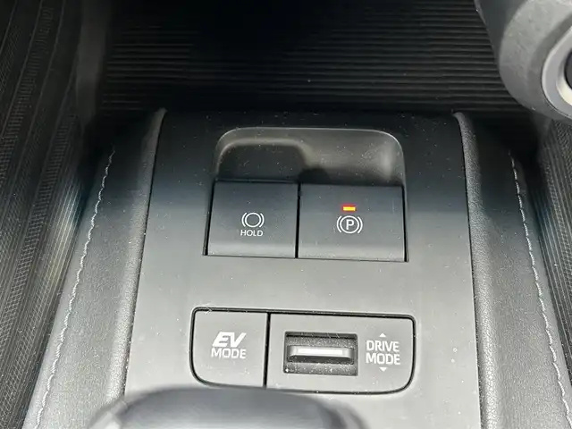 トヨタ ハリアー ハイブリッド Z 大阪府 2023(令5)年 2.1万km プラチナホワイトパールマイカ 純正１２．３型ディスプレイオーディオ（ナビあり）/・Applecarplay/andoroidauto/・フルセグ/BT/ＪＢＬサウンド/調光型ムーンルーフ/トヨタセーフティセンス/・レーダークルーズ/・レーンキープアシスト/・クリアランスソナー/・オートマチックハイビーム/ブラインドスポットモニター/デジタルインナーミラー/ヘッドアップディスプレイ/ハーフレザーシート/パワーシート/パワーバックドア/ドライブレコーダー/２．０ビルトインETC/純正アルミ/スペアキー