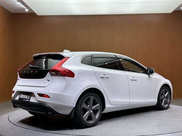 ボルボ Ｖ４０ T－4 SE 千葉県 2014(平26)年 6.7万km アイスホワイト ＡＣＣ　/純正ナビ　/バックカメラ　/ＢＬＩＳ　/ドライブレコーダー　/キセノンヘッドライト　/オートライト　/黒革　/シートヒーター　/メモリーパワーシート　/ＥＴＣ　/純正１７インチＡＷ　/レーンアシスト