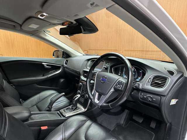 ボルボ Ｖ４０ T－4 SE 千葉県 2014(平26)年 6.7万km アイスホワイト ＡＣＣ　/純正ナビ　/バックカメラ　/ＢＬＩＳ　/ドライブレコーダー　/キセノンヘッドライト　/オートライト　/黒革　/シートヒーター　/メモリーパワーシート　/ＥＴＣ　/純正１７インチＡＷ　/レーンアシスト