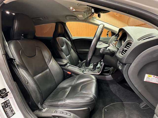 ボルボ Ｖ４０ T－4 SE 千葉県 2014(平26)年 6.7万km アイスホワイト ＡＣＣ　/純正ナビ　/バックカメラ　/ＢＬＩＳ　/ドライブレコーダー　/キセノンヘッドライト　/オートライト　/黒革　/シートヒーター　/メモリーパワーシート　/ＥＴＣ　/純正１７インチＡＷ　/レーンアシスト