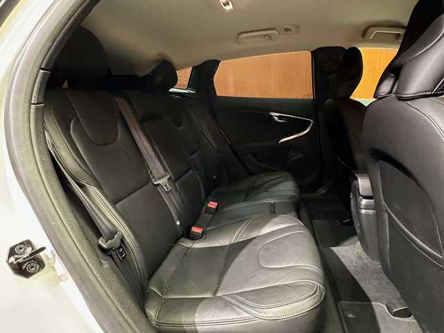 ボルボ Ｖ４０ T－4 SE 千葉県 2014(平26)年 6.7万km アイスホワイト ＡＣＣ　/純正ナビ　/バックカメラ　/ＢＬＩＳ　/ドライブレコーダー　/キセノンヘッドライト　/オートライト　/黒革　/シートヒーター　/メモリーパワーシート　/ＥＴＣ　/純正１７インチＡＷ　/レーンアシスト