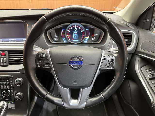 ボルボ Ｖ４０ T－4 SE 千葉県 2014(平26)年 6.7万km アイスホワイト ＡＣＣ　/純正ナビ　/バックカメラ　/ＢＬＩＳ　/ドライブレコーダー　/キセノンヘッドライト　/オートライト　/黒革　/シートヒーター　/メモリーパワーシート　/ＥＴＣ　/純正１７インチＡＷ　/レーンアシスト