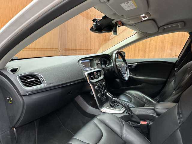 ボルボ Ｖ４０ T－4 SE 千葉県 2014(平26)年 6.7万km アイスホワイト ＡＣＣ　/純正ナビ　/バックカメラ　/ＢＬＩＳ　/ドライブレコーダー　/キセノンヘッドライト　/オートライト　/黒革　/シートヒーター　/メモリーパワーシート　/ＥＴＣ　/純正１７インチＡＷ　/レーンアシスト