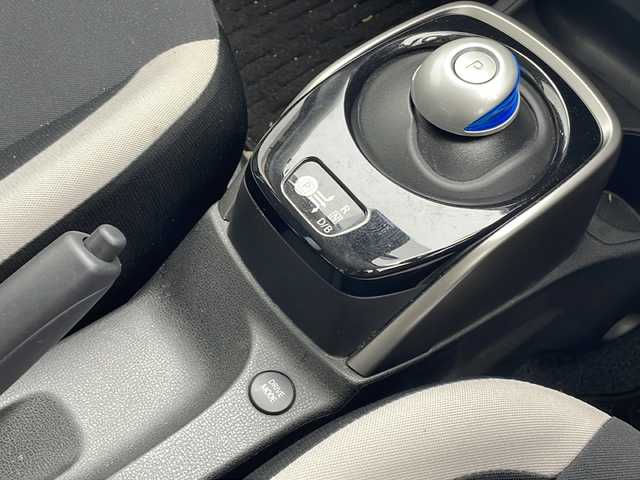 日産 ノート e－パワー X FOUR 沖縄県 2019(平31)年 3.8万km ダークメタルグレー ストラーダナビ　【CN-RE05WD】/　【ＣＤ　ＤＶＤ　フルセグＴＶ　Ｂｌｕｅｔｏｏｔｈ】/バックカメラ/4WD/ＥＴＣ/コーナーセンサー前後/純正アルミホイール/スマートキー/プッシュスタート/ドアバイザー/フロアマット