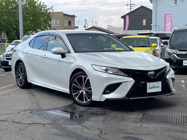 トヨタ カムリ WS 道東・釧路十勝 2020(令2)年 10.7万km プラチナホワイトパールマイカ 4WD/ワンオーナー/寒冷地仕様/純正ナビ/  (フルセグTV/Bluetooth)/バックカメラ/トヨタセーフティセンス/  プリクラッシュセーフティ/  レーダークルーズコントロール/  レーントレーシングアシスト(LTA)/  オートマチックバイビーム(AHB)/  ロードサインアシスト(RSA)/先行車発進告知機能(TMN)/インテリジェントクリアランスソナー/ブラインドスポットモニター(BSM)/リアクロストラフィックオートブレーキ/車間接近通報装置/ステアリングスイッチ/革巻きステアリング/パドルシフト/LEDヘッドライト/フォグライト/ハーフレザーシート/パワーシート/ミラーヒーター/ウィンカーミラー/電動格納ミラー/横滑り防止装置/ビルトインETC/USBソケット/フロントワイパーデアイサー/純正ドアバイザー/純正フロアマット/純正キーレス一体型エンジンスターター/スマートキー/エンジンプッシュスタート/スペアキー/取扱説明書/保証書/ナビ取説/純正オプション18インチアルミホイール/冬タイヤ積み込み/  (215/55R17、6mm、純正AW)