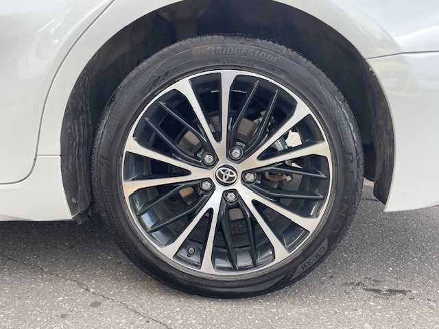 トヨタ カムリ WS 道東・釧路十勝 2020(令2)年 10.7万km プラチナホワイトパールマイカ 4WD/ワンオーナー/寒冷地仕様/純正ナビ/  (フルセグTV/Bluetooth)/バックカメラ/トヨタセーフティセンス/  プリクラッシュセーフティ/  レーダークルーズコントロール/  レーントレーシングアシスト(LTA)/  オートマチックバイビーム(AHB)/  ロードサインアシスト(RSA)/先行車発進告知機能(TMN)/インテリジェントクリアランスソナー/ブラインドスポットモニター(BSM)/リアクロストラフィックオートブレーキ/車間接近通報装置/ステアリングスイッチ/革巻きステアリング/パドルシフト/LEDヘッドライト/フォグライト/ハーフレザーシート/パワーシート/ミラーヒーター/ウィンカーミラー/電動格納ミラー/横滑り防止装置/ビルトインETC/USBソケット/フロントワイパーデアイサー/純正ドアバイザー/純正フロアマット/純正キーレス一体型エンジンスターター/スマートキー/エンジンプッシュスタート/スペアキー/取扱説明書/保証書/ナビ取説/純正オプション18インチアルミホイール/冬タイヤ積み込み/  (215/55R17、6mm、純正AW)