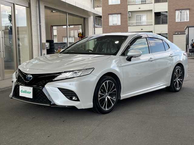 トヨタ カムリ WS 道東・釧路十勝 2020(令2)年 10.7万km プラチナホワイトパールマイカ 4WD/ワンオーナー/寒冷地仕様/純正ナビ/  (フルセグTV/Bluetooth)/バックカメラ/トヨタセーフティセンス/  プリクラッシュセーフティ/  レーダークルーズコントロール/  レーントレーシングアシスト(LTA)/  オートマチックバイビーム(AHB)/  ロードサインアシスト(RSA)/先行車発進告知機能(TMN)/インテリジェントクリアランスソナー/ブラインドスポットモニター(BSM)/リアクロストラフィックオートブレーキ/車間接近通報装置/ステアリングスイッチ/革巻きステアリング/パドルシフト/LEDヘッドライト/フォグライト/ハーフレザーシート/パワーシート/ミラーヒーター/ウィンカーミラー/電動格納ミラー/横滑り防止装置/ビルトインETC/USBソケット/フロントワイパーデアイサー/純正ドアバイザー/純正フロアマット/純正キーレス一体型エンジンスターター/スマートキー/エンジンプッシュスタート/スペアキー/取扱説明書/保証書/ナビ取説/純正オプション18インチアルミホイール/冬タイヤ積み込み/  (215/55R17、6mm、純正AW)