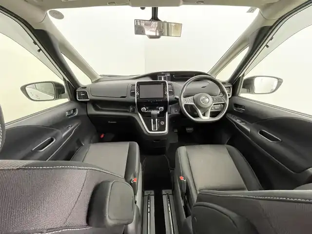日産 セレナ ハイウェイスター 道央・札幌 2017(平29)年 7万km ブリリアントホワイトパール 2トーン ・４WD/・純正9インチナビ/　CD/DVD/SD/BT/フルセグ/・純正フリップダウンモニター/・バックカメラ/・ETC/・エマージェンシーブレーキ/・レーンキープアシスト/・クルーズコントロール/・ハンズフリー両側パワースライドドア/・LEDヘッドライト/・フォグライト/・オートライト/・プッシュスタート/・スマートキー/・純正フロアマット/・ドアバイザー