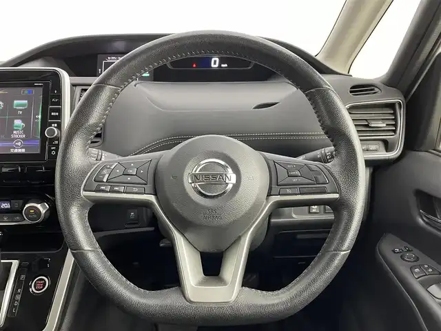 日産 セレナ ハイウェイスター 道央・札幌 2017(平29)年 7万km ブリリアントホワイトパール 2トーン ・４WD/・純正9インチナビ/　CD/DVD/SD/BT/フルセグ/・純正フリップダウンモニター/・バックカメラ/・ETC/・エマージェンシーブレーキ/・レーンキープアシスト/・クルーズコントロール/・ハンズフリー両側パワースライドドア/・LEDヘッドライト/・フォグライト/・オートライト/・プッシュスタート/・スマートキー/・純正フロアマット/・ドアバイザー