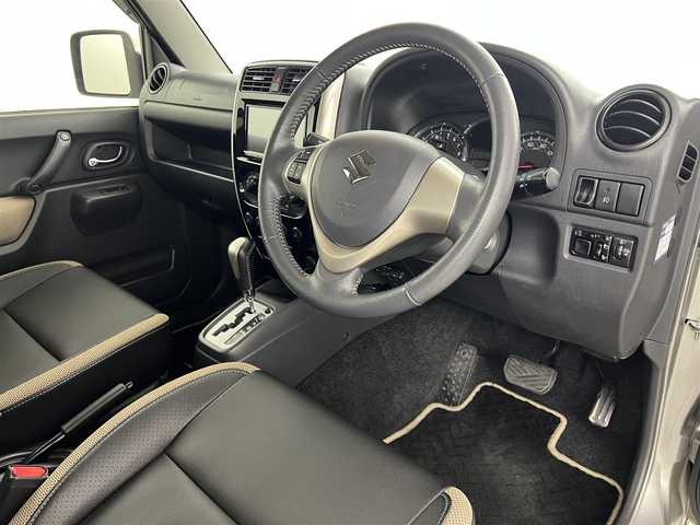 スズキ ジムニー ランドベンチャー 福島県 2018(平30)年 2.4万km スチールシルバーM 社外ナビ/・型番：MDV-S706/・フルセグTV/CD/DVD/Bluetooth/・ETC/・ドライブレコーダー/4WD/革巻きステアリング/・ステアリングリモコン/ハーフレザーシート/・シートヒーター/電動格納ミラー/純正フロアマット/ドアバイザー