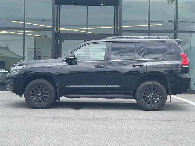 トヨタ ランドクルーザー プラド TX Lパッケージ マットブラED 愛媛県 2023(令5)年 2万km ブラック マットブラックエディション/サンルーフ/プラドスーパーライブサウンドシステム/メーカーオプションナビ/Bluetooth/アラウンドビューモニター/ビルトインETC2.0/本革シート/前席シートヒーター/前席エアシート/ルーフレール/レーダークルーズコントロール/レーンキープアシストシステム/衝突被害軽減ブレーキ/ブラインドスポットモニター/LEDヘッドライト/オートライト/オートマチックハイビーム/フォグランプ/スマートキー/プッシュスタート