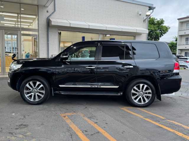 トヨタ ランドクルーザー ZX 道東・釧路十勝 2015(平27)年 10.7万km ブラック ４WD/社外SDナビ(AVN-Z04iW)/CD/DVD/MSV/BT/フルセグTV/バックカメラ /サンルーフ/黒レザーシート/運転席メモリーシート/前席パワーシート/シートヒーター/エアーシート/クルーズコントロール/ETC/BSM/純正エンジンスターター/ウッドコンビステア/ヘッドランプクリーナー/純正フロアマット