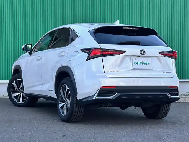 レクサス ＮＸ 300h Iパッケージ 宮城県 2018(平30)年 5.7万km ソニッククォーツ パーキングサポートブレーキ（静止物）/OP18インチAW/＝＝＝/セーフティシステムプラス/・プリクラッシュセーフティ/・レーンディパーチャーアラート/・アダプティブハイビームシステム/・レーダークルーズコントロール/純正ナビ/・CD/DVD/・Bluetooth/・フルセグTV/サイドカメラ/バックカメラ/ビルトインETC2.0/ドライブレコーダー/パワーバックドア/L_tex（合皮）シート/シートヒーター/ステアリングヒーター/パワーシート（運転席メモリー機能付）/革巻きステアリング/パドルシフト/ステアリングスイッチ/電動パーキングブレーキ/ブレーキホールド/角型LEDヘッドランプ/フォグランプ/オートライト/スマートキー＆プッシュスタート/電動格納ミラー/純正フロアマット/トノカバー/W/サイド/カーテン/ニーエアバッグ
