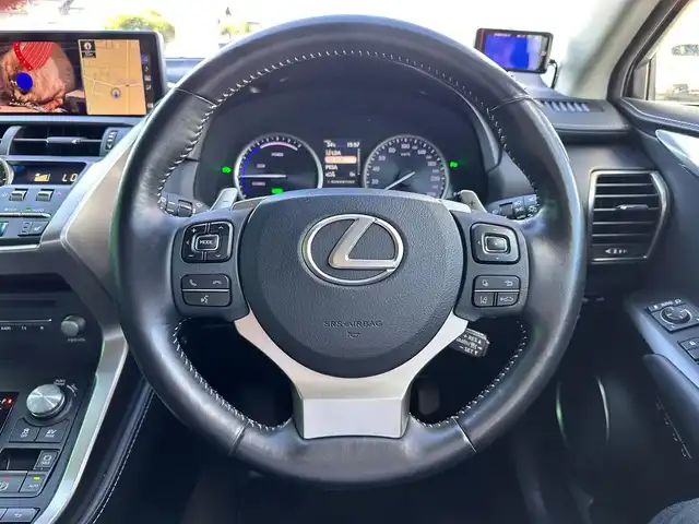 レクサス ＮＸ 300h Iパッケージ 宮城県 2018(平30)年 5.7万km ソニッククォーツ パーキングサポートブレーキ（静止物）/OP18インチAW/＝＝＝/セーフティシステムプラス/・プリクラッシュセーフティ/・レーンディパーチャーアラート/・アダプティブハイビームシステム/・レーダークルーズコントロール/純正ナビ/・CD/DVD/・Bluetooth/・フルセグTV/サイドカメラ/バックカメラ/ビルトインETC2.0/ドライブレコーダー/パワーバックドア/L_tex（合皮）シート/シートヒーター/ステアリングヒーター/パワーシート（運転席メモリー機能付）/革巻きステアリング/パドルシフト/ステアリングスイッチ/電動パーキングブレーキ/ブレーキホールド/角型LEDヘッドランプ/フォグランプ/オートライト/スマートキー＆プッシュスタート/電動格納ミラー/純正フロアマット/トノカバー/W/サイド/カーテン/ニーエアバッグ
