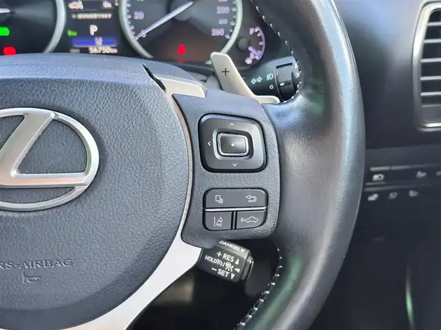 レクサス ＮＸ 300h Iパッケージ 宮城県 2018(平30)年 5.7万km ソニッククォーツ パーキングサポートブレーキ（静止物）/OP18インチAW/＝＝＝/セーフティシステムプラス/・プリクラッシュセーフティ/・レーンディパーチャーアラート/・アダプティブハイビームシステム/・レーダークルーズコントロール/純正ナビ/・CD/DVD/・Bluetooth/・フルセグTV/サイドカメラ/バックカメラ/ビルトインETC2.0/ドライブレコーダー/パワーバックドア/L_tex（合皮）シート/シートヒーター/ステアリングヒーター/パワーシート（運転席メモリー機能付）/革巻きステアリング/パドルシフト/ステアリングスイッチ/電動パーキングブレーキ/ブレーキホールド/角型LEDヘッドランプ/フォグランプ/オートライト/スマートキー＆プッシュスタート/電動格納ミラー/純正フロアマット/トノカバー/W/サイド/カーテン/ニーエアバッグ