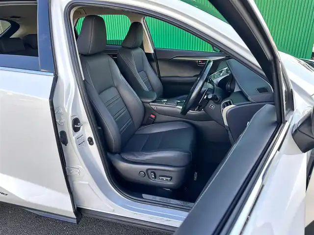 レクサス ＮＸ 300h Iパッケージ 宮城県 2018(平30)年 5.7万km ソニッククォーツ パーキングサポートブレーキ（静止物）/OP18インチAW/＝＝＝/セーフティシステムプラス/・プリクラッシュセーフティ/・レーンディパーチャーアラート/・アダプティブハイビームシステム/・レーダークルーズコントロール/純正ナビ/・CD/DVD/・Bluetooth/・フルセグTV/サイドカメラ/バックカメラ/ビルトインETC2.0/ドライブレコーダー/パワーバックドア/L_tex（合皮）シート/シートヒーター/ステアリングヒーター/パワーシート（運転席メモリー機能付）/革巻きステアリング/パドルシフト/ステアリングスイッチ/電動パーキングブレーキ/ブレーキホールド/角型LEDヘッドランプ/フォグランプ/オートライト/スマートキー＆プッシュスタート/電動格納ミラー/純正フロアマット/トノカバー/W/サイド/カーテン/ニーエアバッグ
