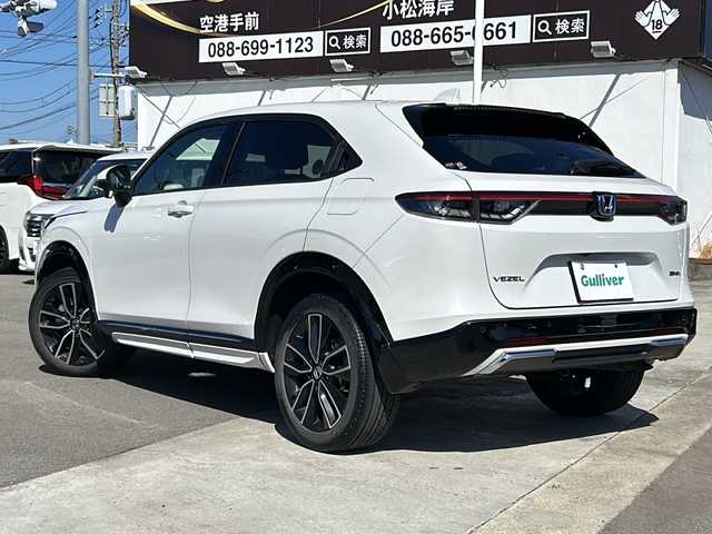 ホンダ ヴェゼル ハイブリッド e:HEV Z 徳島県 2021(令3)年 7.1万km プラチナホワイトパール 純正ナビ/（BT/フルセグ/USB/ラジオ）/バックカメラ/ETC2.0/ブラインドスポットモニター/クリアランスソナー/ワイパーデザイアー/ミラーヒーター/純正18インチアルミホイール/LEDヘッドライト/ハーフレザーシート/D/N席シートヒーター/ステアリングヒーター/追従式クルーズコントロール/電動リアゲート/前後ドライブレコーダー/純正フロアマット/寒冷地仕様/スマートキー/置くだけ充電/取扱説明書/新車時保証書