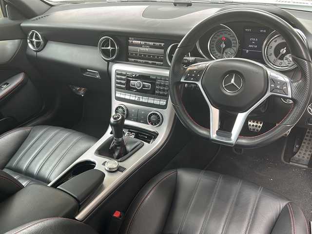 メルセデス・ベンツ ＳＬＫ２００ MT AMG スポーツPKG 神奈川県 2013(平25)年 3.9万km カルサイトホワイト AMGスポーツパッケージ/オープンカー/本革シート/OP純正１８インチAW/純正ナビ（AM/FM/SD/USB/BT/ワンセグTV)/クルーズコントロール（スピードリミッター）/ETC/シートヒーター/ネックヒーター/アテンションアシスト/電子パーキングブレーキ/純正フロアマット/HIDヘッドライト/ベンツブレーキキャリパー/保証書/取扱説明書