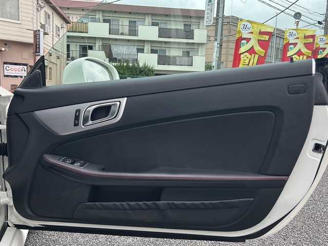 メルセデス・ベンツ ＳＬＫ２００ MT AMG スポーツPKG 神奈川県 2013(平25)年 3.9万km カルサイトホワイト AMGスポーツパッケージ/オープンカー/本革シート/OP純正１８インチAW/純正ナビ（AM/FM/SD/USB/BT/ワンセグTV)/クルーズコントロール（スピードリミッター）/ETC/シートヒーター/ネックヒーター/アテンションアシスト/電子パーキングブレーキ/純正フロアマット/HIDヘッドライト/ベンツブレーキキャリパー/保証書/取扱説明書